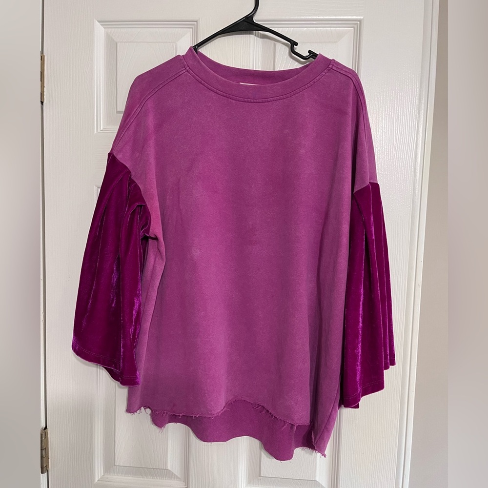 UMGEE Velour Bell Sleeve Sweatshirt Woman’s Medium